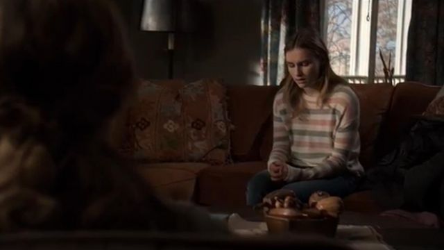 Velvet Crewneck Stripped Sweater worn by Elle Tomkins (Olivia DeJonge) in The Society (Season01 Episode09)