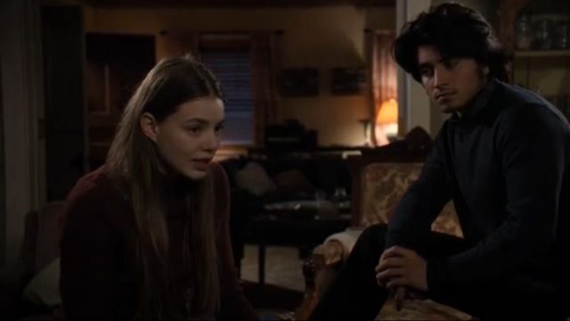 Tricoté un Pull à col Roulé porté par Kelly Aldrich (Kristine Froseth) dans La Société (Season01 Episode10)