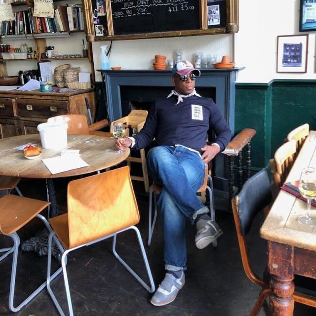 El polo azul de rugby de Ian Wright en su cuenta de Instagram @wrightyofficial