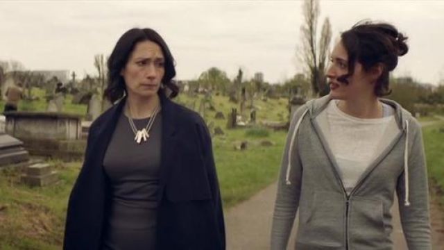 Collier porté par Claire (Sian Clifford) comme on le voit dans Fleabag (S01E03)