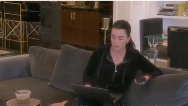 Chaqueta De Terciopelo Robertson con cremallera negra usada por ella misma (Kyle Richards) en The Real Housewives of Beverly Hills (Temporada09 Episodio 17)