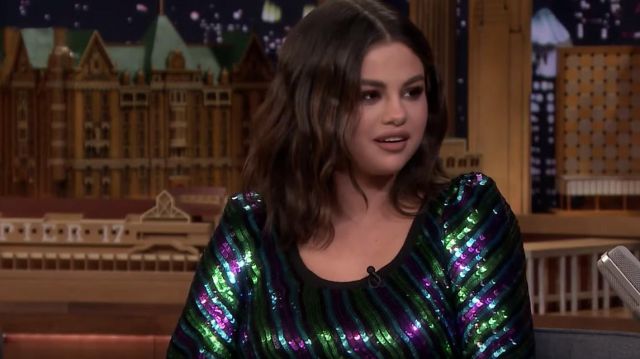 Le Marc Jacob de violet et de vert paillettes robe portée par Selena Gomez dans Le Tonight Show Starring Jimmy Fallon, le 12 juin 2019