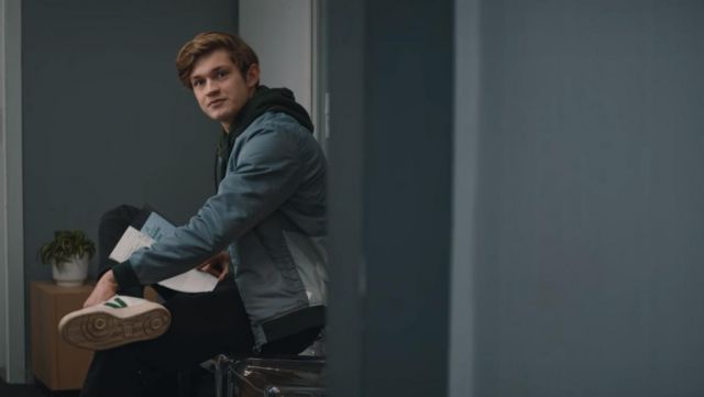El bombardero con cremallera usado por Daniel Riffert (Damian Hardung) en Cómo vender drogas en línea (rápido) (S01E04)
