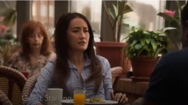 Froissé Bleu Carreaux en Popeline Chemisier porté par Hannah Puits (Maggie Q) dans les Survivant (Saison 03 Épisode 05)