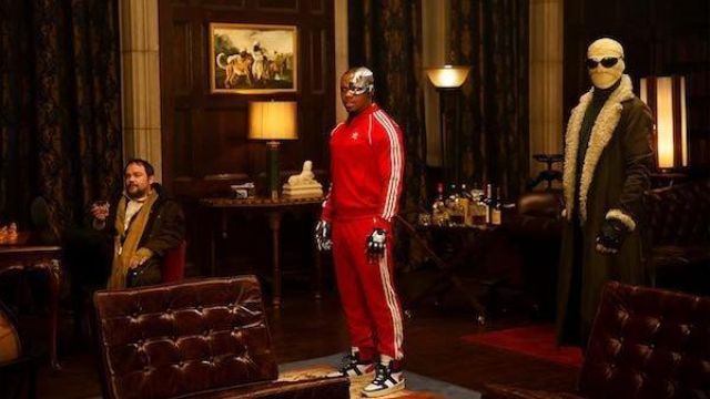 Sudadera roja adidas usada por Cyborg (Joivan Wade) en Doom Patrol S01E04