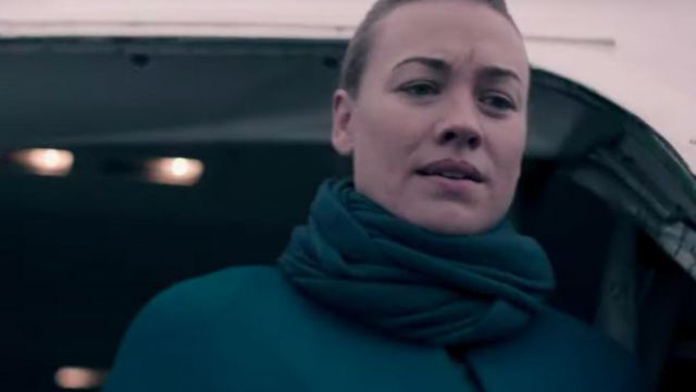 Green scarf worn by Serena Joy Waterford (Yvonne Strahovski) in The Handmaid's Tale (S03E05)