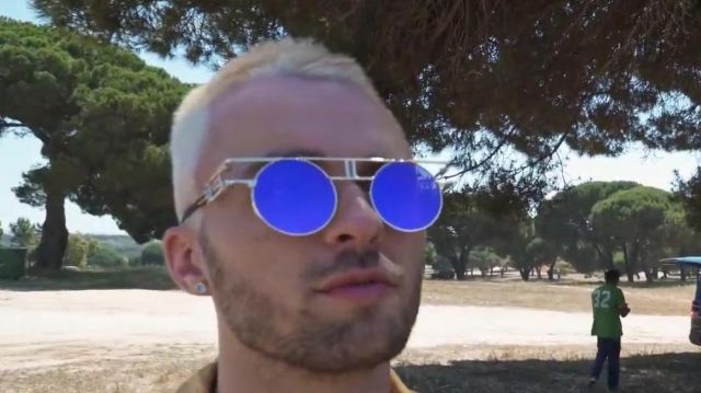 Les lunettes à verres ronds et bleus réfléchissants de Squeezie dans sa video YouTUbe Comment faire un clip de l'été ? (légèrement cliché)