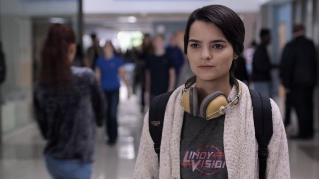 The wireless headset Panasonic used by Elodie (Brianna Hildebrand) in Trinkets S01E01