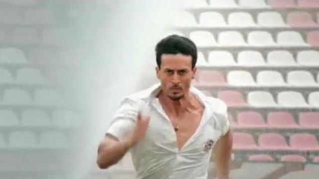 The white shirt with short sleeves of Rohan Sachdev (Tiger Shroff) in Student of the Year 2
