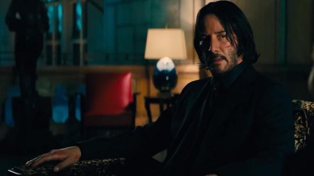 La veste noire de smoking portée par John Wick (Keanu Reeves) dans John Wick : Parabellum