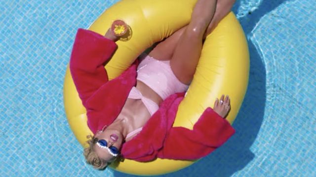 Norma Kamali Rose projet de Loi agrémenté de stretch tulle culottes bikini porté par Taylor Swift dans sa Vous avez Besoin Pour Calmer la musique de la vidéo