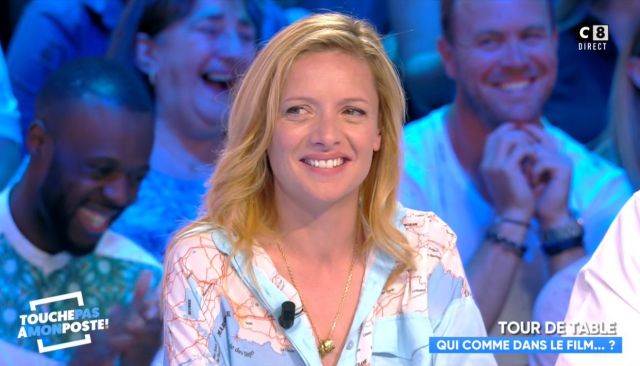La chemise bleue imprimée de Charlie Bruneau dans Touche pas à mon poste