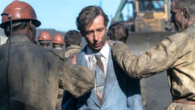 La cravate de Mikhail Shchadov (Michael Colgan) dans Chernobyl (Saison 01 Episode 03)