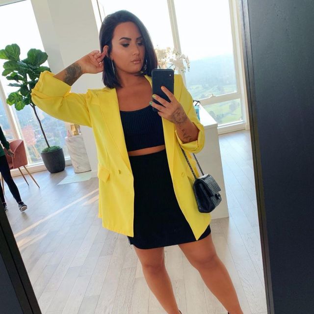 The blazer yellow worn by Demi Lovato on his account Instagram