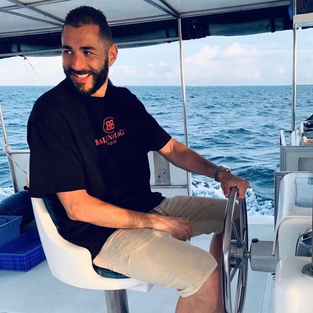 Le t-shirt noir Balmain porté par Karim Benzema sur son compte Instagram @karimbenzema