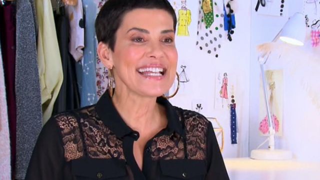 La chemise noir empiècement dentelle de Cristina Córdula dans Les Reines du shopping