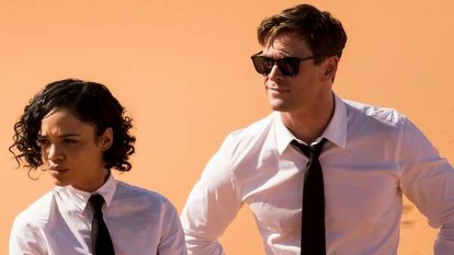 La cravate fine noire portée par l'Agent H (Chris Hemsworth) dans Men in Black : International
