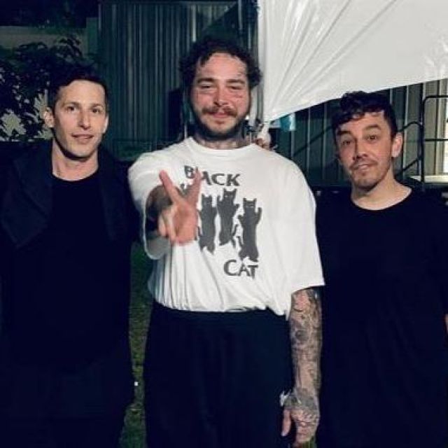 The t-shirt Black Flag/Black Cat carried by Post Malone at the Festival Bonnaroo 2019