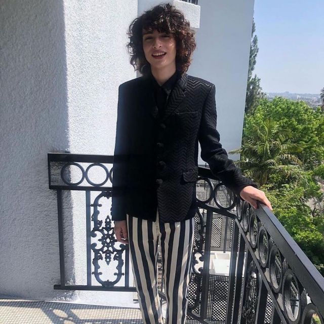 Le pantalon à rayures blanches et noires porté par Finn Wolfhard (Stranger Things) aux MTV awards 2019