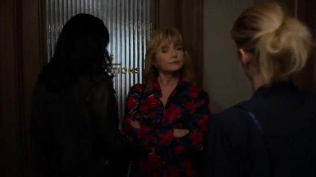 Saint-Laurent-Floral soie à imprimé jacquard shirt porté par Dorothy Walker (Rebecca De Mornay), dans Marvel Jessica Jones (Saison 03 Episode 06)