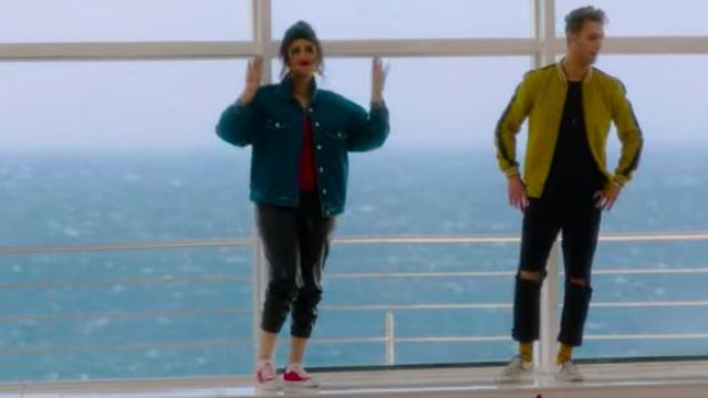 La veste en jean oversize de Salma Rachid dans son clip MA GAZELLE feat. Mok Saib