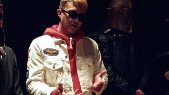 Le sweatshirt à capuche rouge de Vald dans son clip Elevation avec Vladimir Cauchemar