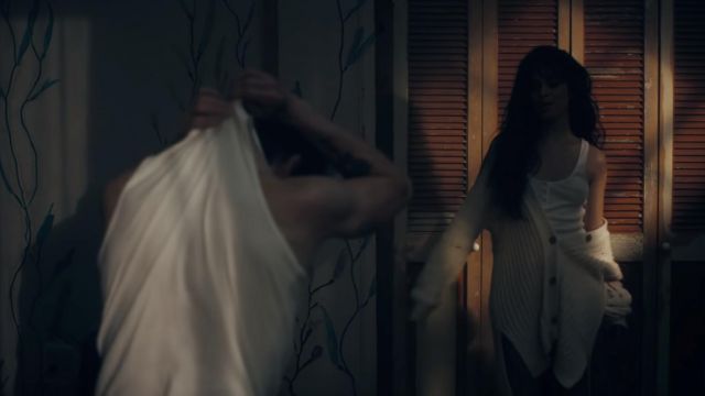beige cardigan porté par Camila Cabello dans son Señorita de la musique de la vidéo avec Shawn Mendes