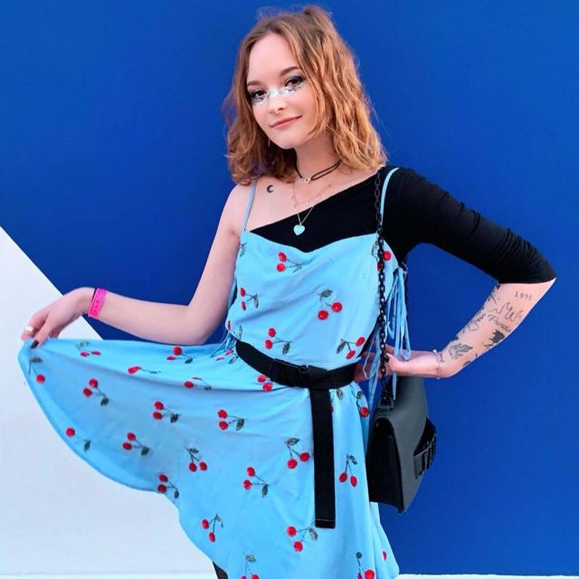 La robe cerises portée par Estelle Fitz sur son compte Ins­ta­gram @Es­tel­le­fitz