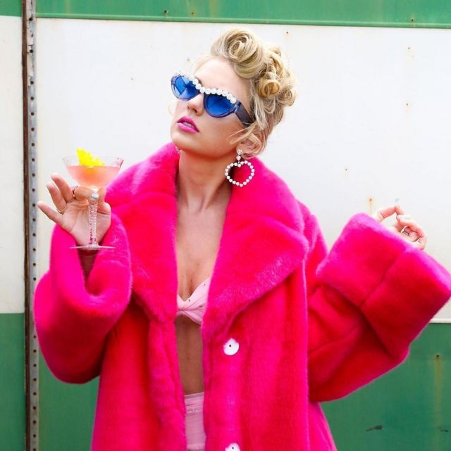 Le manteaux de fourrure rose porté par Taylor Swift sur son compte Instagram