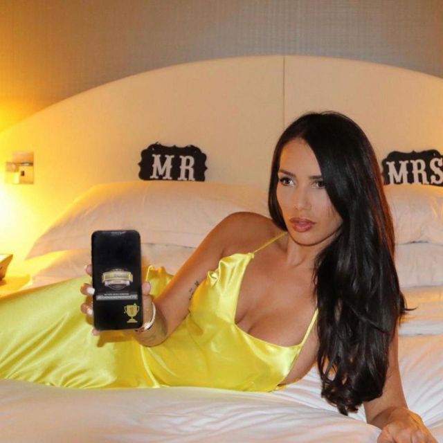 La nuisette en soie jaune portée par Manon Marsault Tiago sur son compte Ins­ta­gram @Ma­non­mar­sault