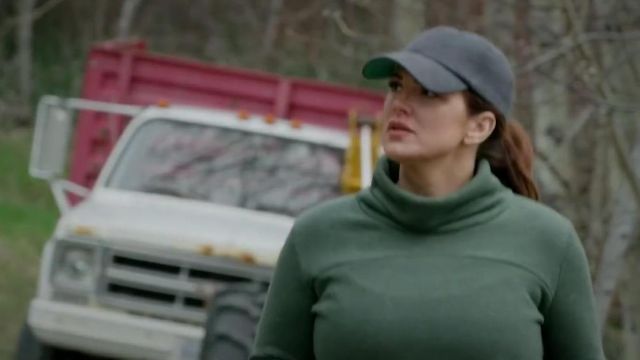 The cap and the khaki worn by Clair Hamilton (Gina Carano) in " Daughter of the wolf