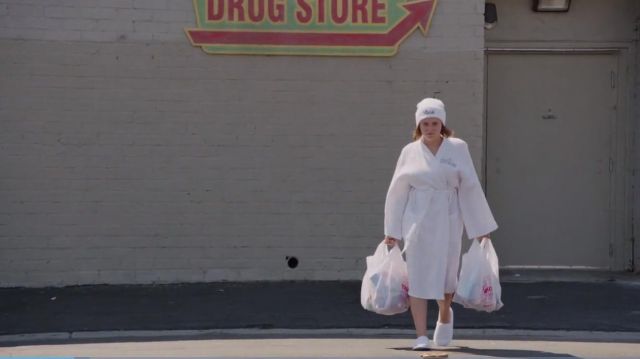 Le peignoir blanc de Rebecca Bunch (Rachel Bloom) dans Crazy Ex-Girlfriend (S03E01)