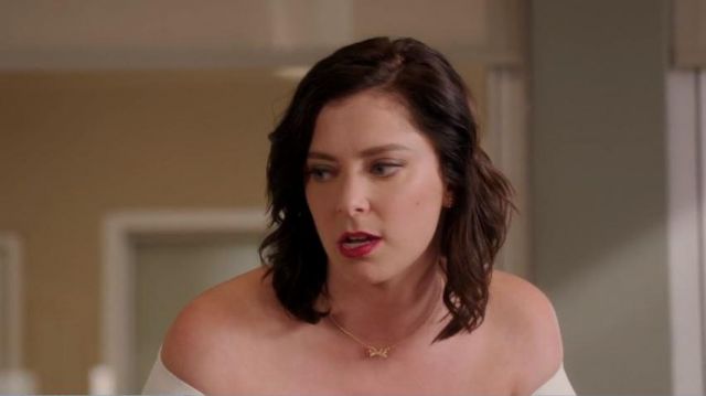 Le pendentif noeud papillon de Rebecca Bunch (Rachel Bloom) dans Crazy Ex-Girlfriend (S03E01)