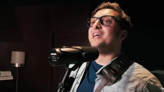 Les lunettes de vues noires de McFly dans la vidéo YouTube SHIT PARTICLES (REMIX) de McFly & Carlito