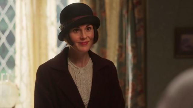 Rond noir chapeau cloche porté par Cora Crawley, Comtesse de Grantham (Elizabeth McGovern) dans Downton Abbey