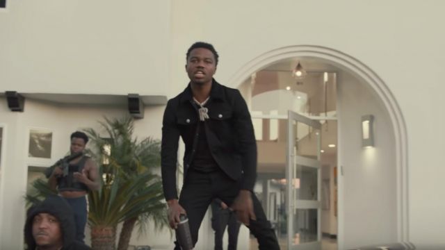 Noir t-shirt porté par Roddy Ricch comme on le voit dans son Hors Tha Boue de la musique de la vidéo