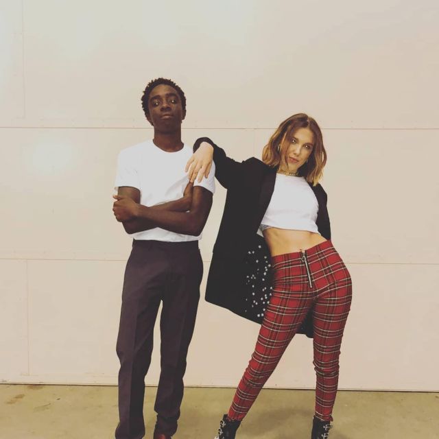 Blanc manches longues crop top porté par Millie Bobby Brown sur son Instagram account @milliebobbybrown