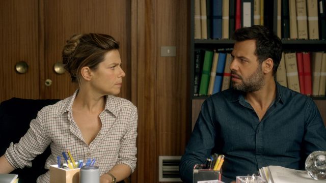 Chemisier à carreaux noir et blanc porté par Florence Leroy (Marina Foïs) dans Papa ou maman