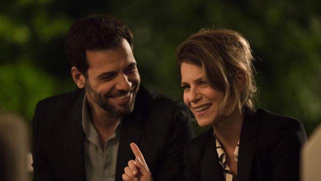 La veste de blazer cintrée noire portée par Florence Leroy (Marina Foïs) dans Papa ou maman