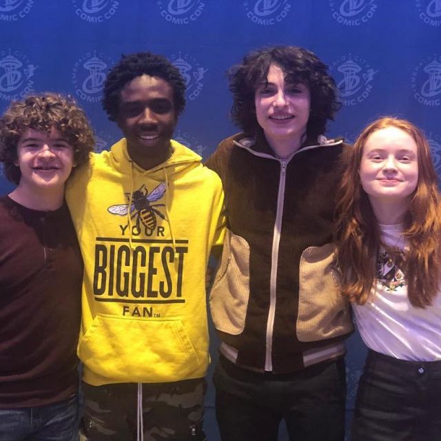 Le sweatshirt à capuche jaune Be Your Biggest Fan porté par Caleb McLaughlin sur le compte Instagram de @therealcalebmclaughlin