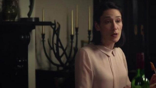 The blouse pale pink of Olivia Colman in Fleabag (S01E05)