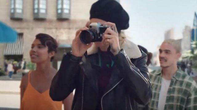 Cara Delevingne sherpa du col veste en cuir comme on le voit dans le commercial Volkswagen T-Croix - je suis plus qu'une chose w/ Cara Delevingne