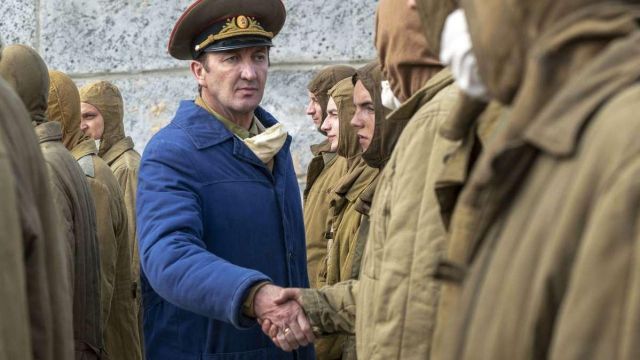 Nikolai Tarakanov de l' (Ralph Ineson) général soviétique cap comme on le voit dans de Tchernobyl Saison 01 Episode 04