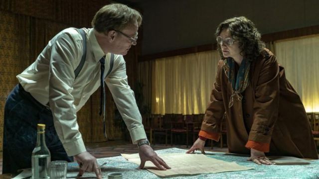 Ulana Khomyuk's (Emily Watson) printed scarf as seen in Chernobyl S01E04