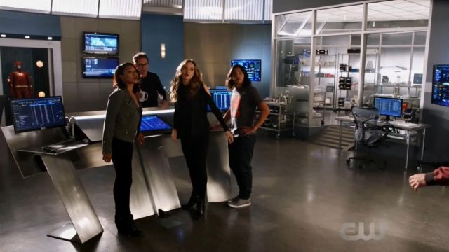 Le t-shirt hyperbole de Cisco Ramon (Carlos Valdes) dans Flash S04E06
