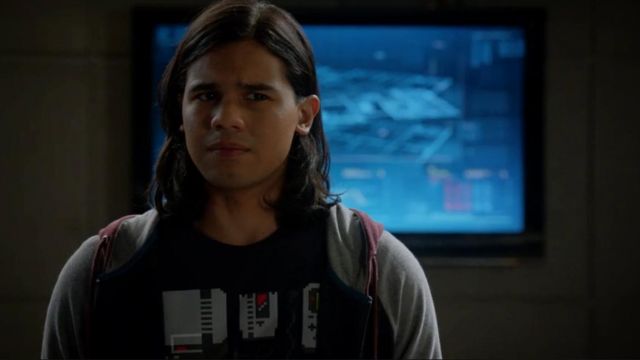Le t-shirt manettes de Cisco Ramon (Carlos Valdes) dans Flash (S01E12)