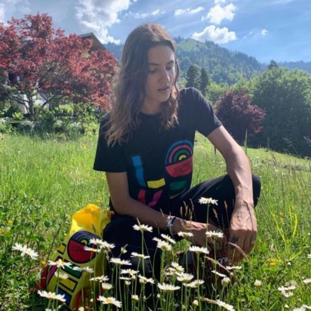 L'Esprit de la Fierté Unisexe Impression T-shirt porté par Tamy Glauser sur son Instagram account @tamynation