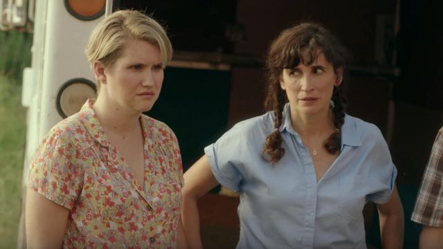 Camisa de manga corta azul claro usada por Mary (Michaela Watkins) en Sword of Trust