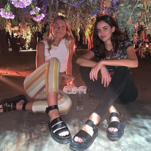 high waisted super stretch skinny jean in black worn by Sarah Stephens on her Instagram account @sarahstephens7