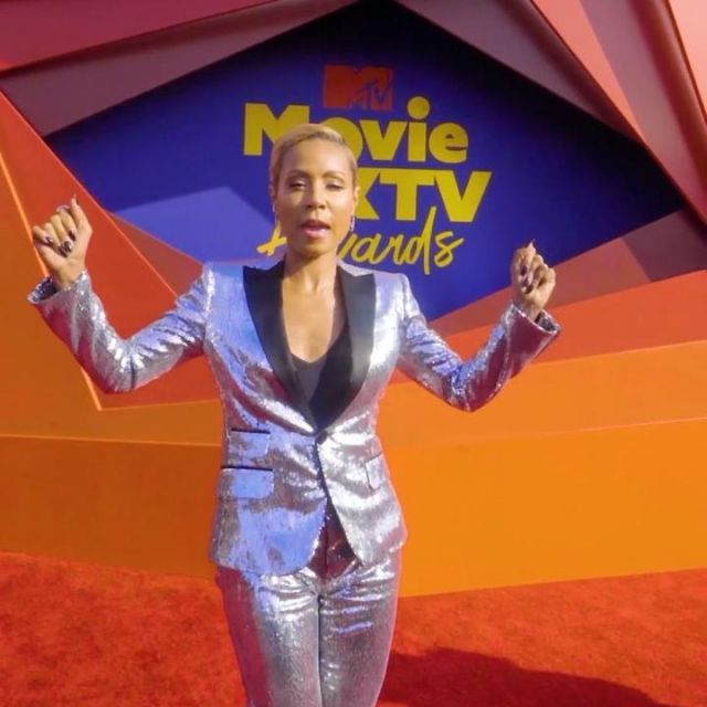 Le pantalon à sequins argenté Dsquared2 de Jada Pinkett Smith sur son compte Instagram @jadapinkettsmith